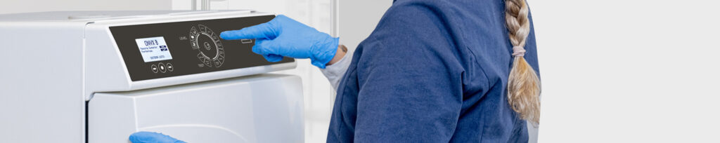 Użytkownik wybierający cykl sterylizacji w autoklawie Tecno-Gaz ONYX 6